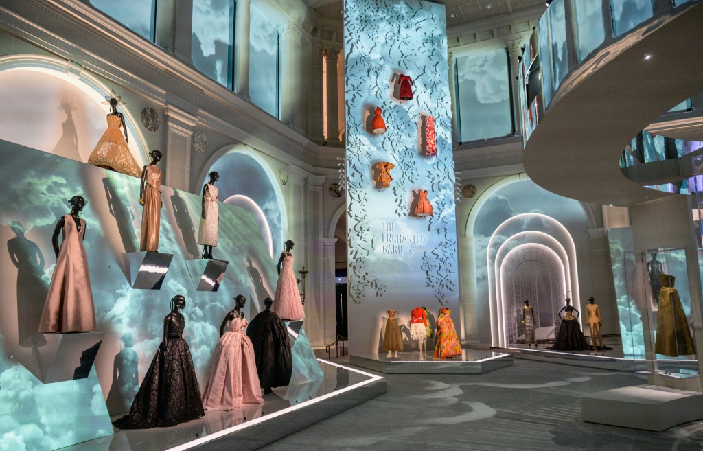 Creaciones del diseñador francés Christian Dior en una muestra en el Museo Brooklyn de Nueva York, el 7 de septiembre de 2021.