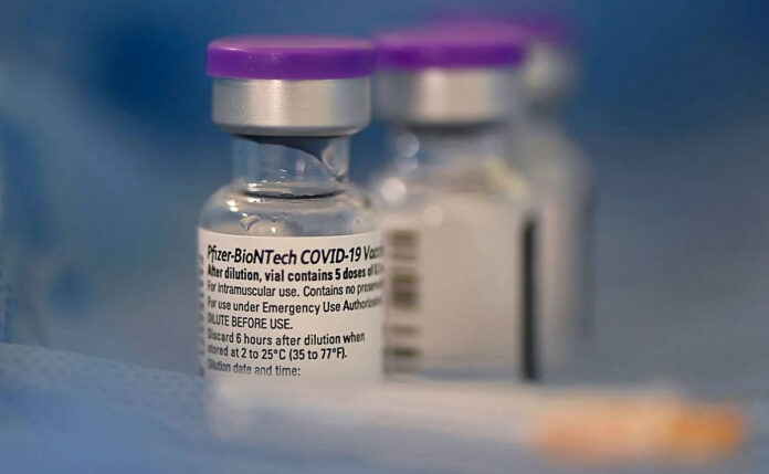 Tercera dosis de su vacuna antiCovid de Pfizer tiene 95.6% de eficacia