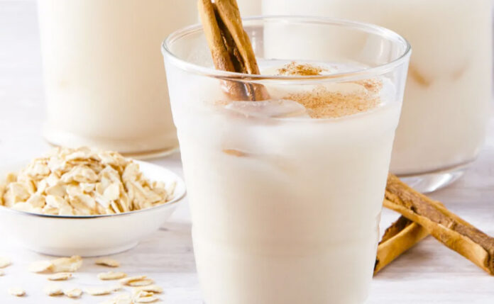 Beneficios de tomar agua de avena sin azúcar 