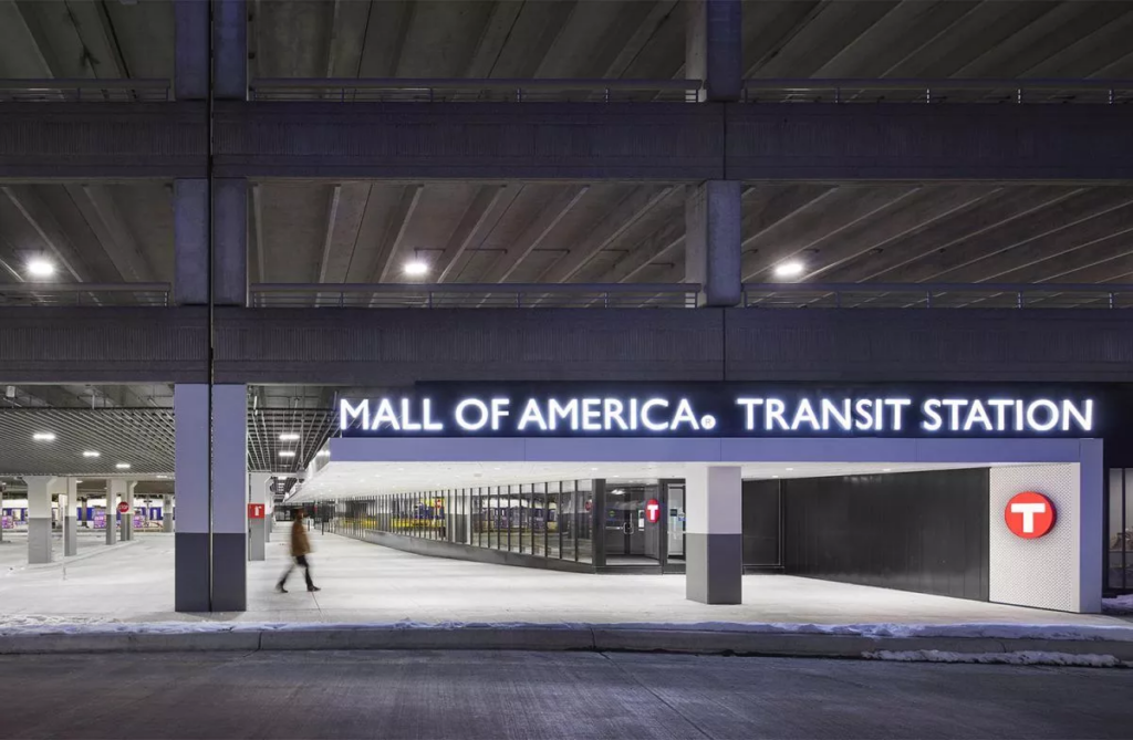 Tres personas fueron arrestadas tras el secuestro de una mujer en la estación de Mall of America