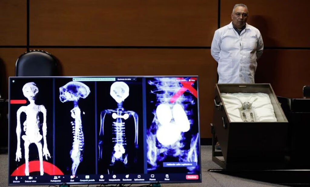 Jaime Maussan presenta "seres no humanos" momificados en San Lázaro.