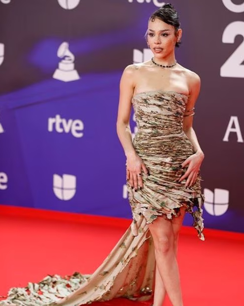 Danna Paola luciendo su atuendo en la alfombra roja de los Grammy Latinos.