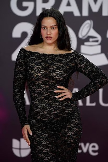 La cantante española Rosalía luciéndose en los Grammy Latinos.
