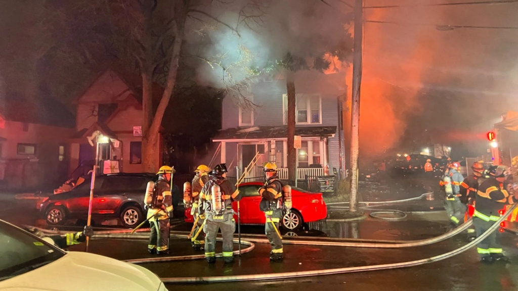 Un incendio de dos casas en el sur de Minneapolis terminó con dos bomberos heridos