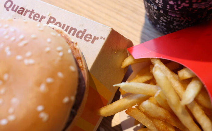 Casos relacionados con brote de E. coli de McDonald's aumentan, dice CDC