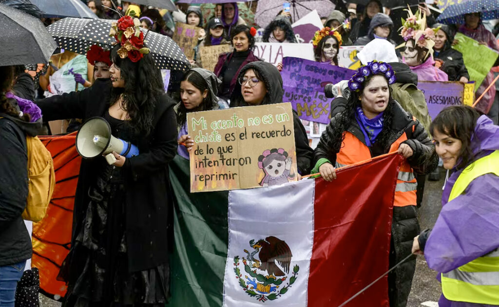 Mujeres marchan en el mundo contra la violencia de género y a favor de sus derechos